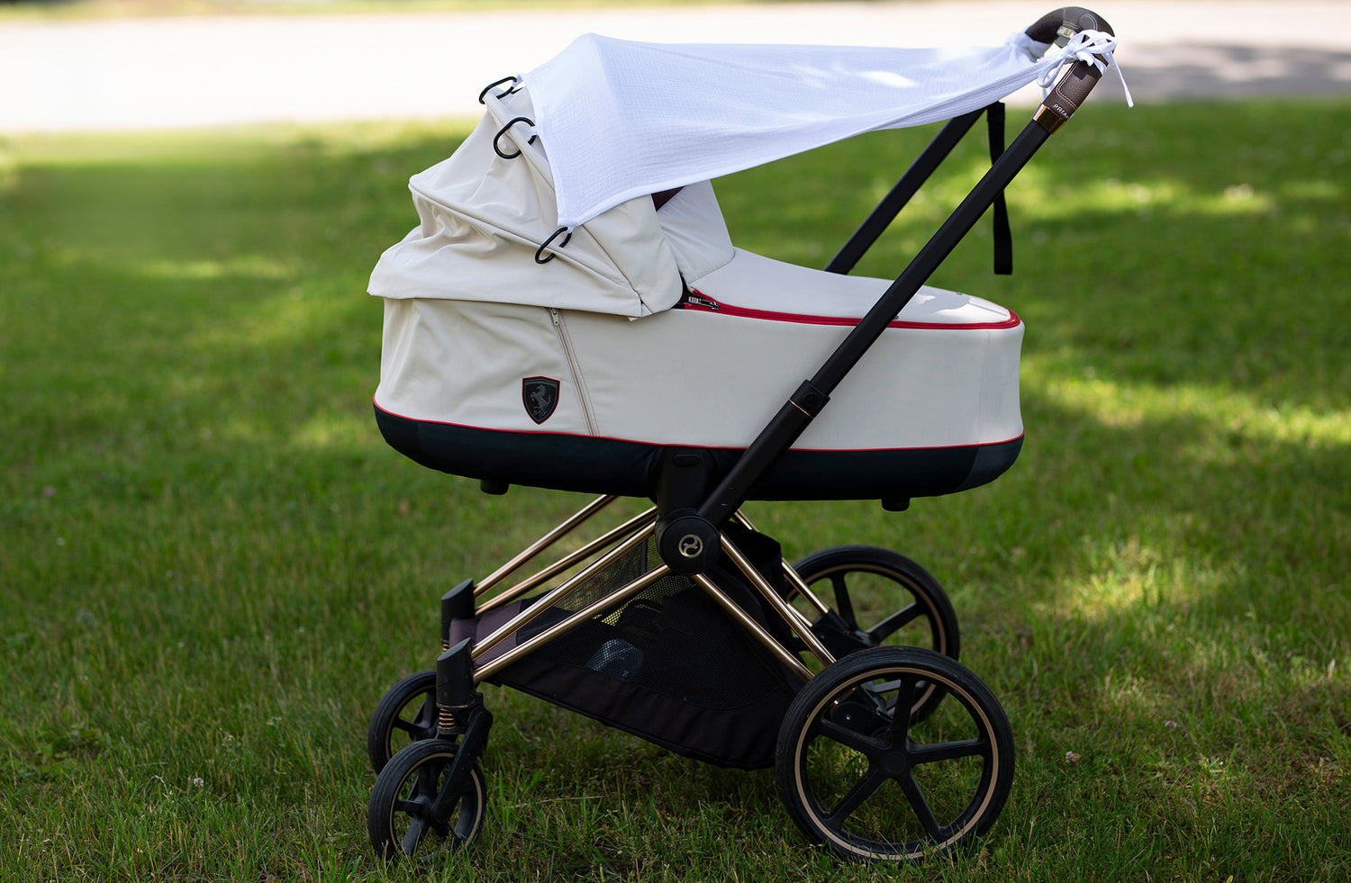 Vežimėlio apsauga nuo saulės su žiedeliais iš muslino