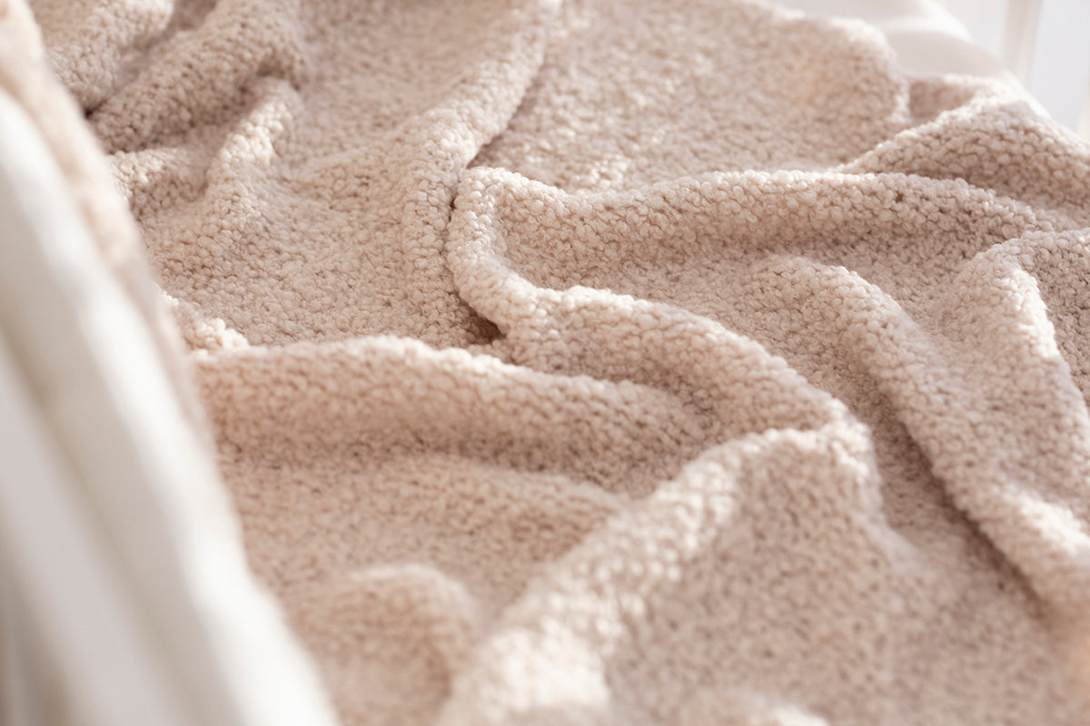 Merino vilnos pledukas "Kreminis apkabinimas"