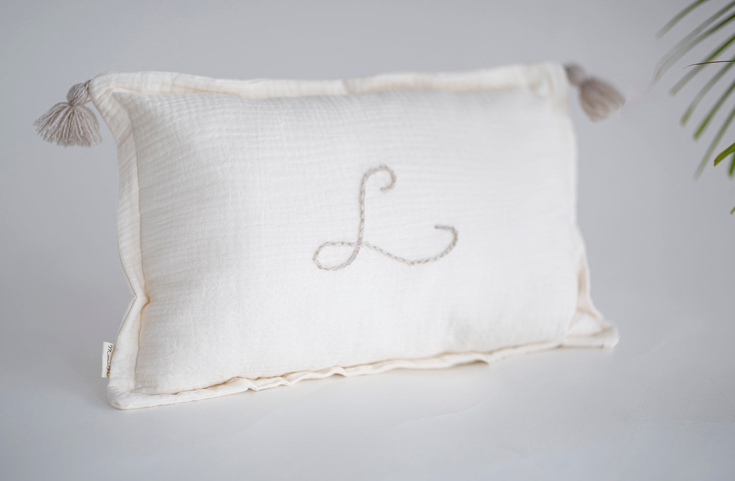 Personalizuota muslino pagalvėlė su išsiuvinėtu inicialu ir kutosiukais "Mano raidelė"