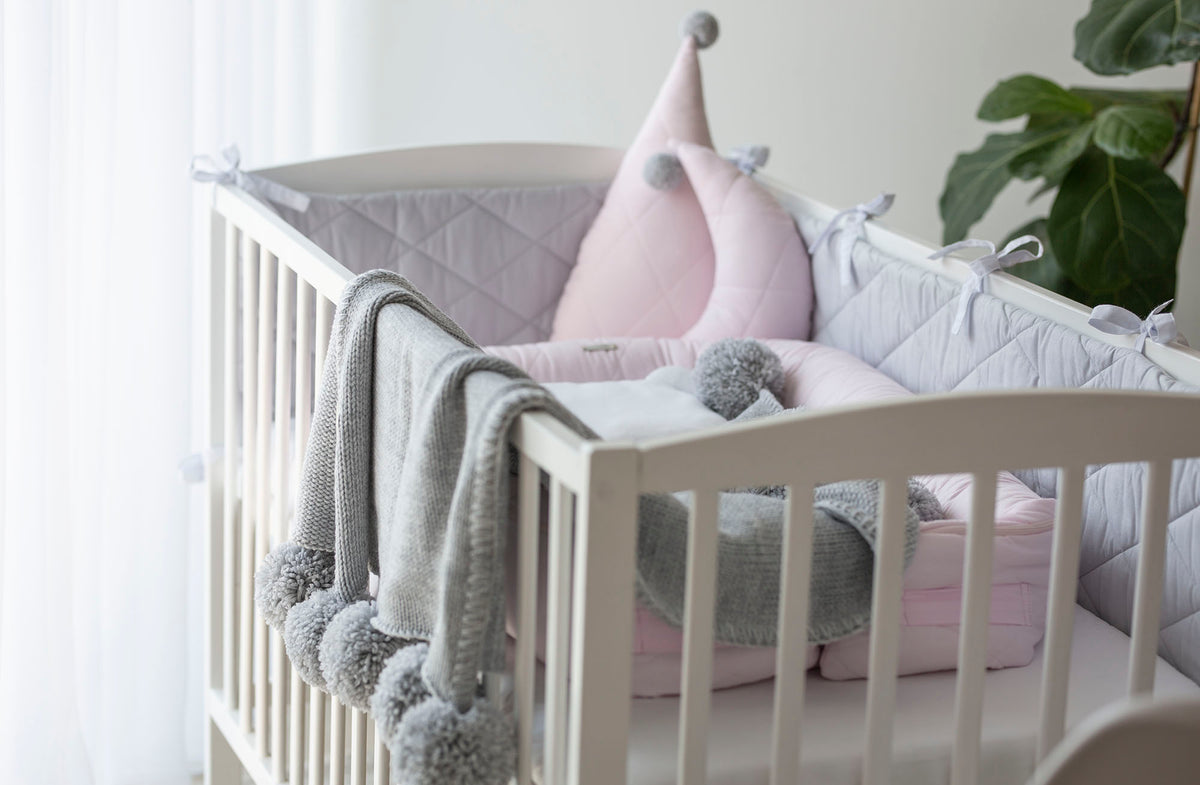 Kūdikio lizdelis su tvirtu pagrindu "Rožinis"