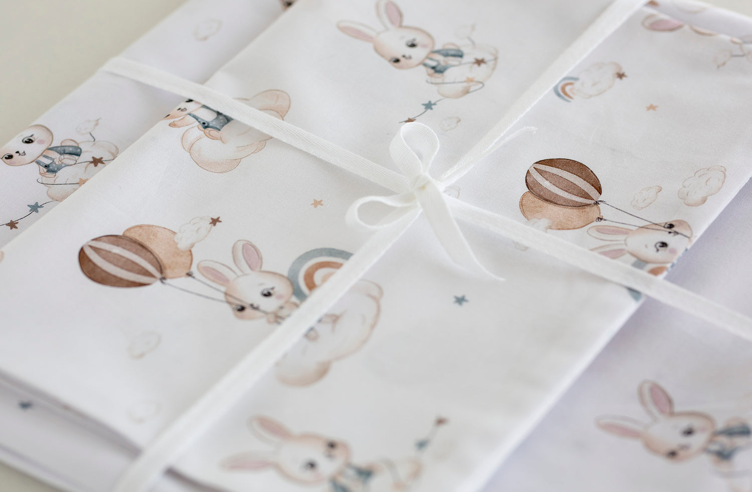 Deluxe medvilninė patalynė „Zuikučiai debesyse“