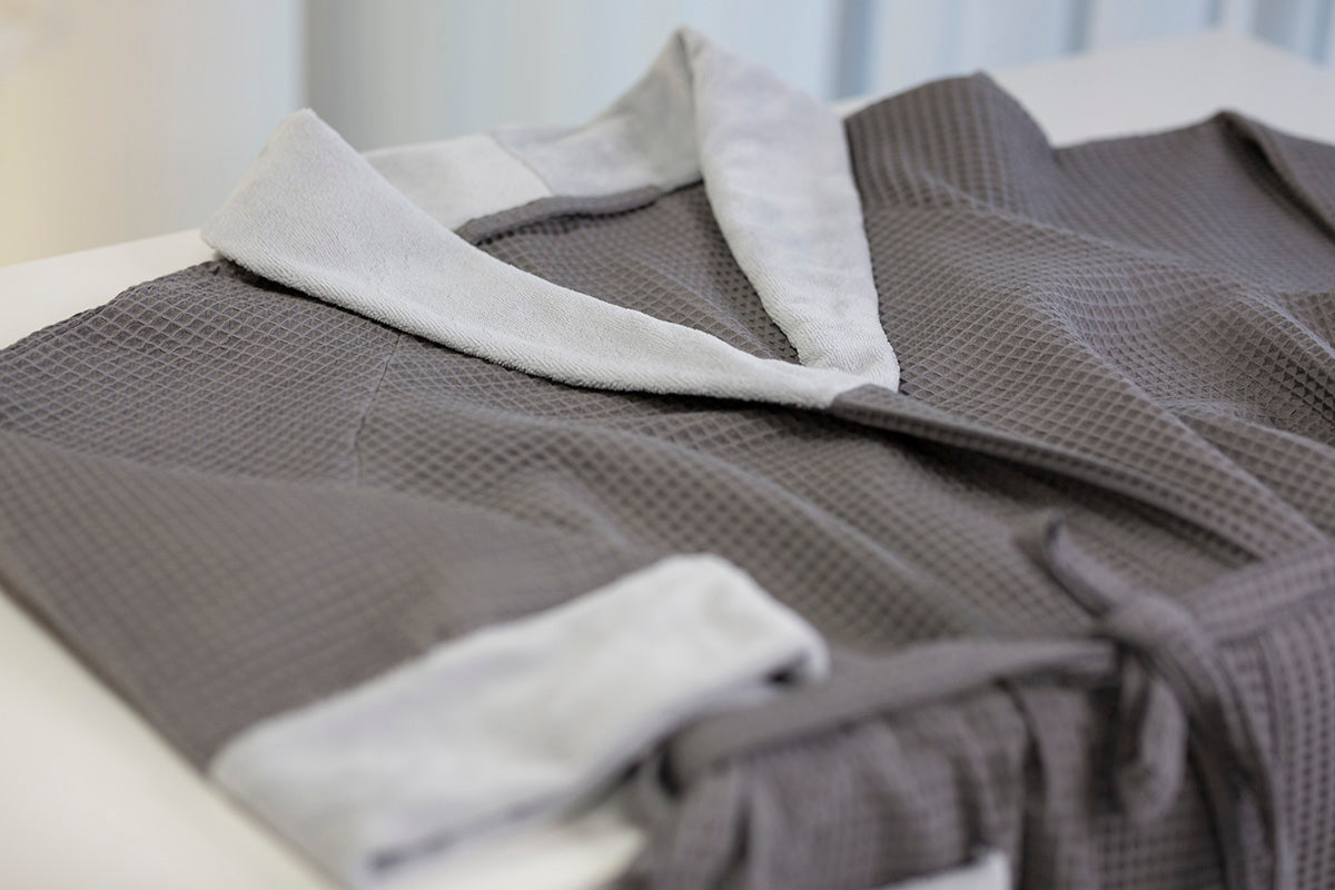 Chalatas suaugusiems iš vaflinio audinio "Rytas", grafito