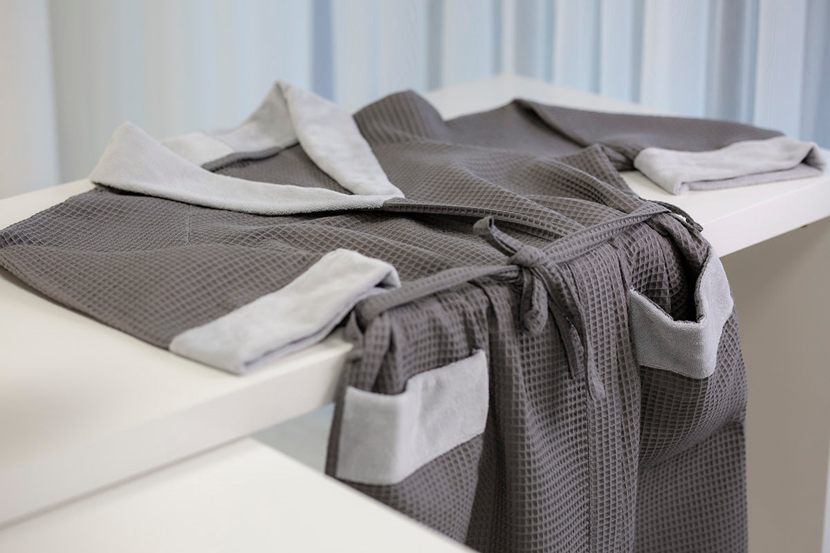 Chalatas suaugusiems iš vaflinio audinio "Rytas", grafito