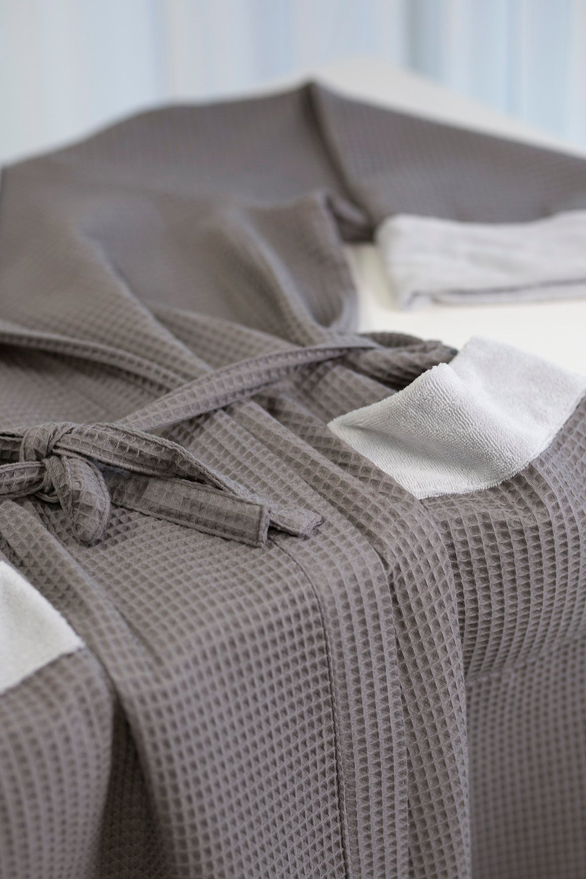 Chalatas suaugusiems iš vaflinio audinio "Rytas", grafito