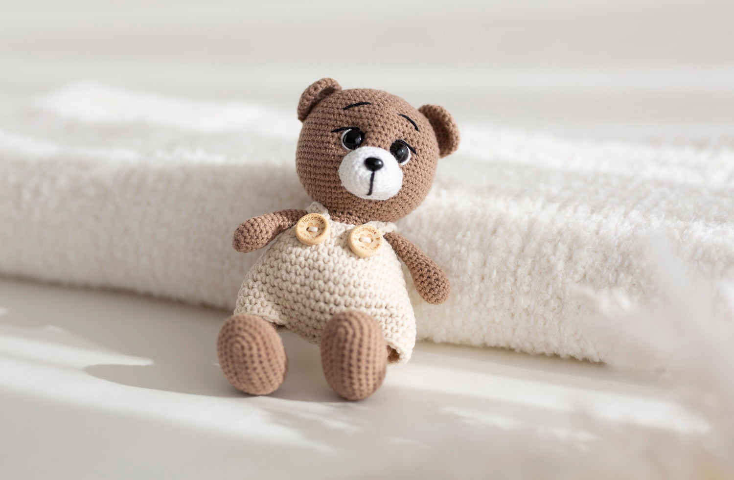 Nertas žaisliukas "Meškiukas su kombinezonu"