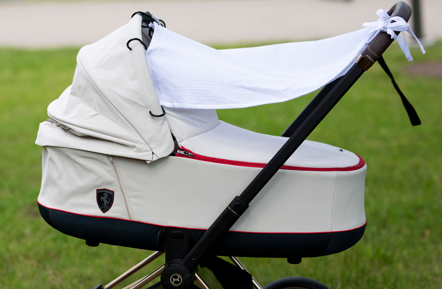 Vežimėlio apsauga nuo saulės su žiedeliais iš muslino