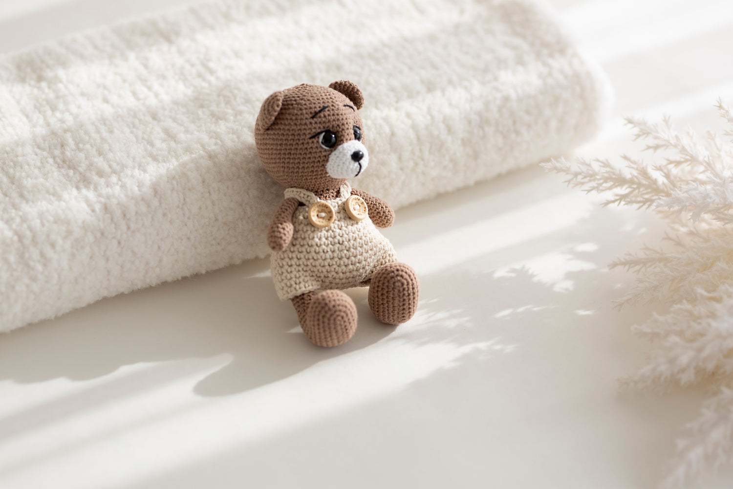 Nertas žaisliukas "Meškiukas su kombinezonu"