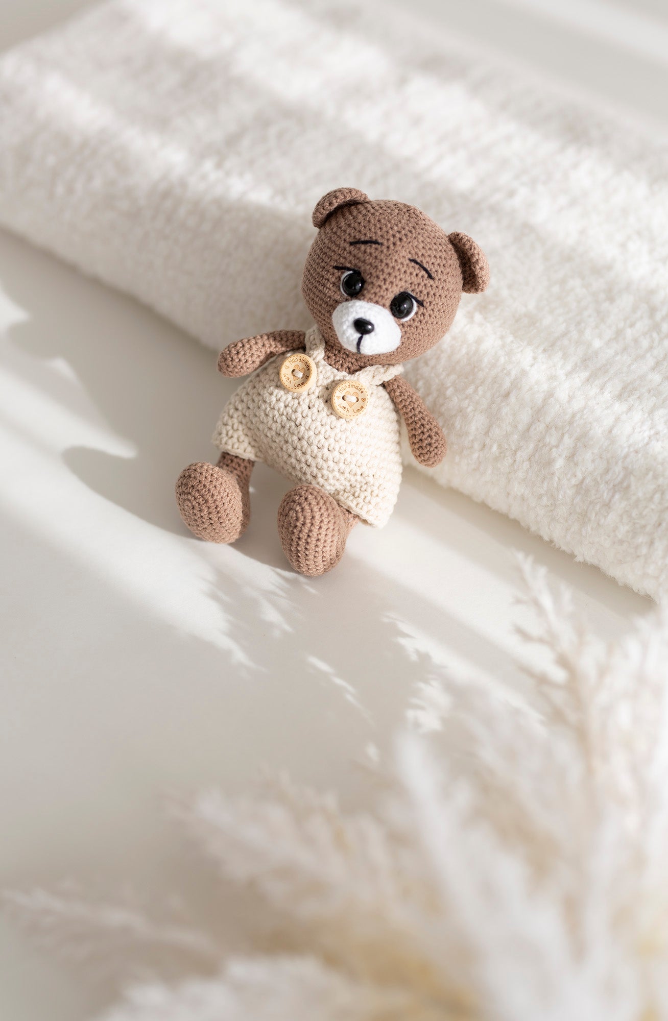 Nertas žaisliukas "Meškiukas su kombinezonu"