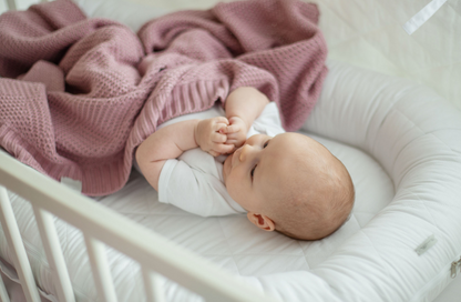 Baby nest with a solid base "White"