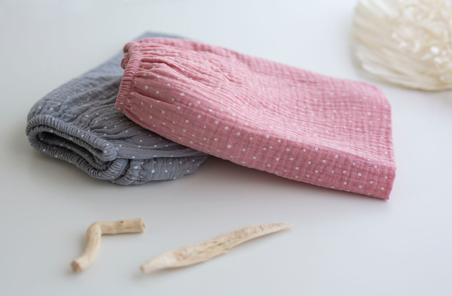 Muslino paklodė su guma "Rausva su baltais taškiukais. Pilka su baltais taškiukais"