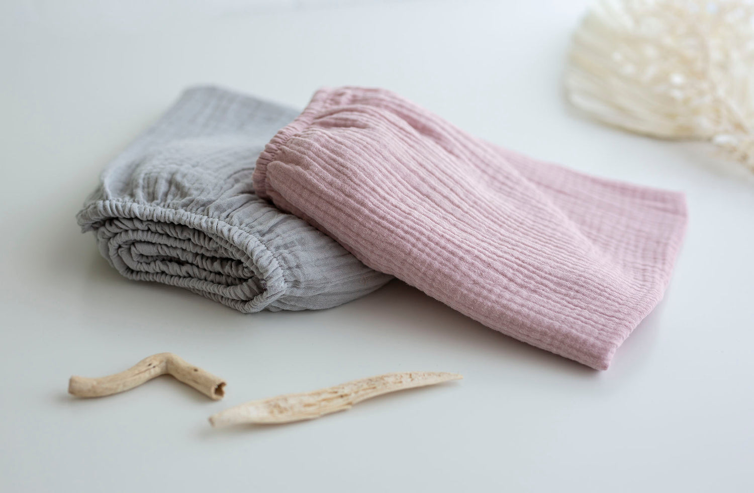 Muslino paklodė su guma "Šviesiai pilka. Pelenų rausva"