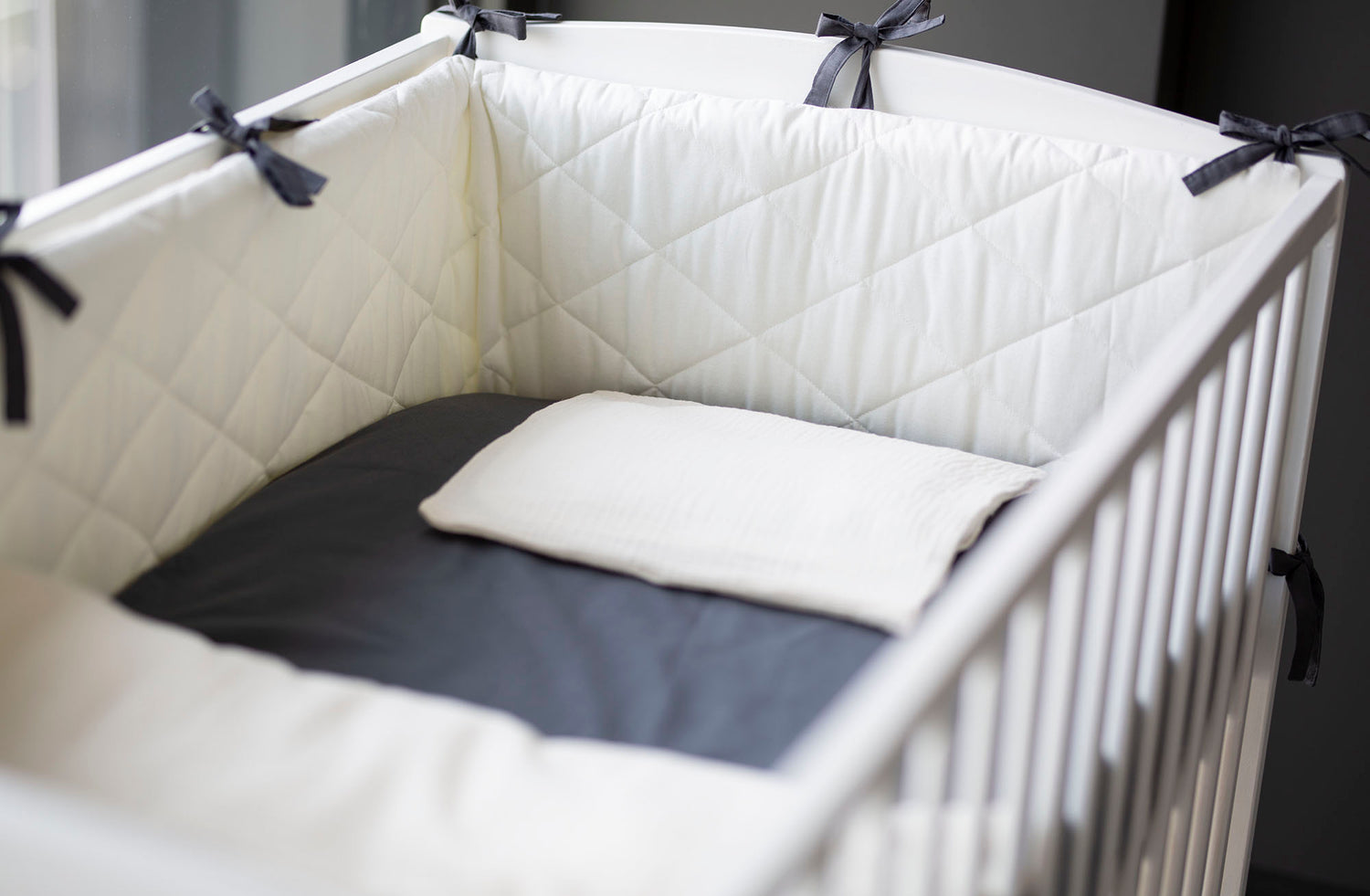 Patobulintos lovytės apsaugėlės "Vanilinės su grafito raišteliais"