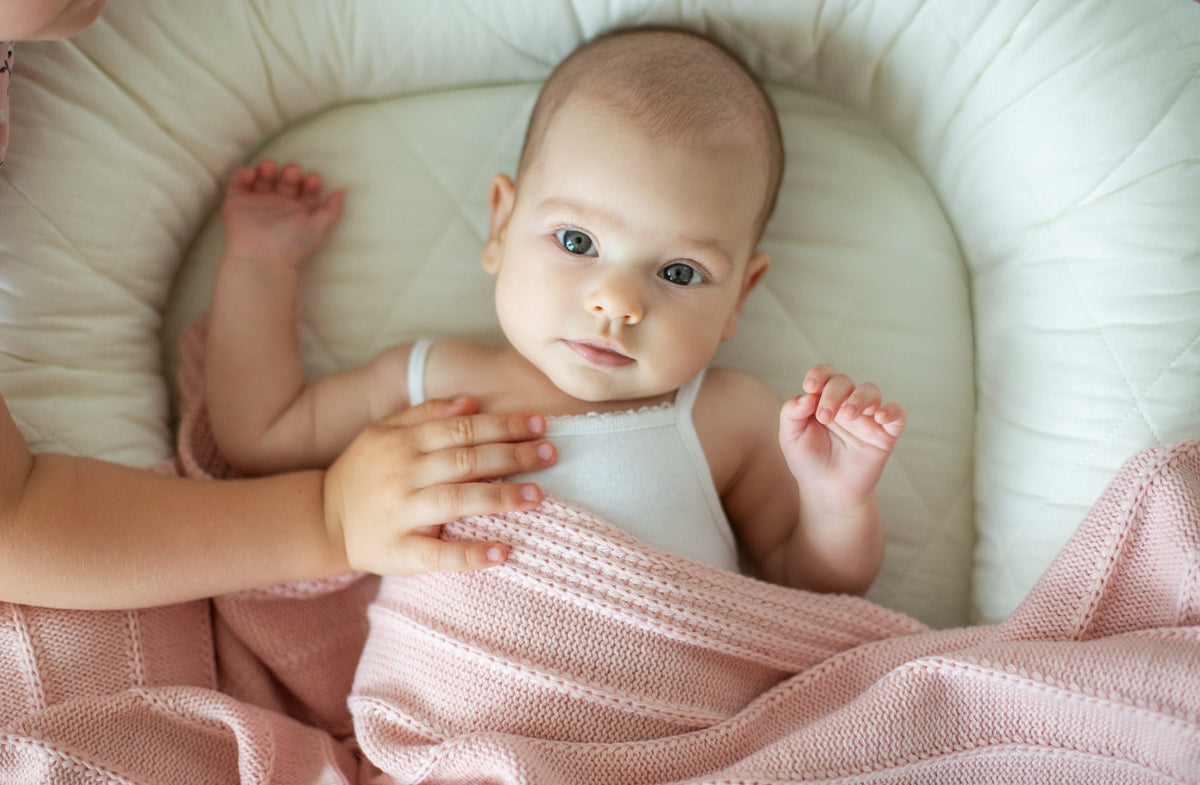 Kūdikio lizdelis su tvirtu pagrindu "Vanilinis"